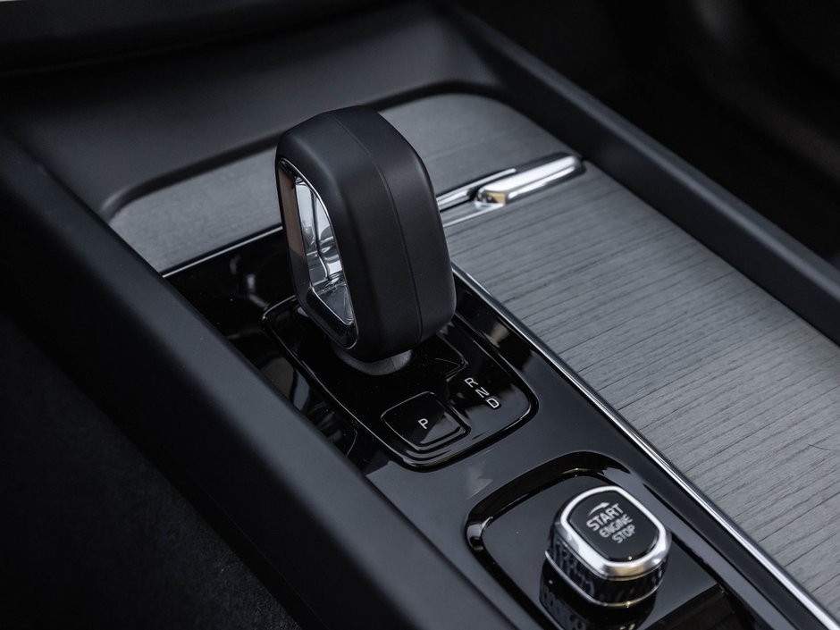 2025 Volvo XC60 Plus Dark Theme-19