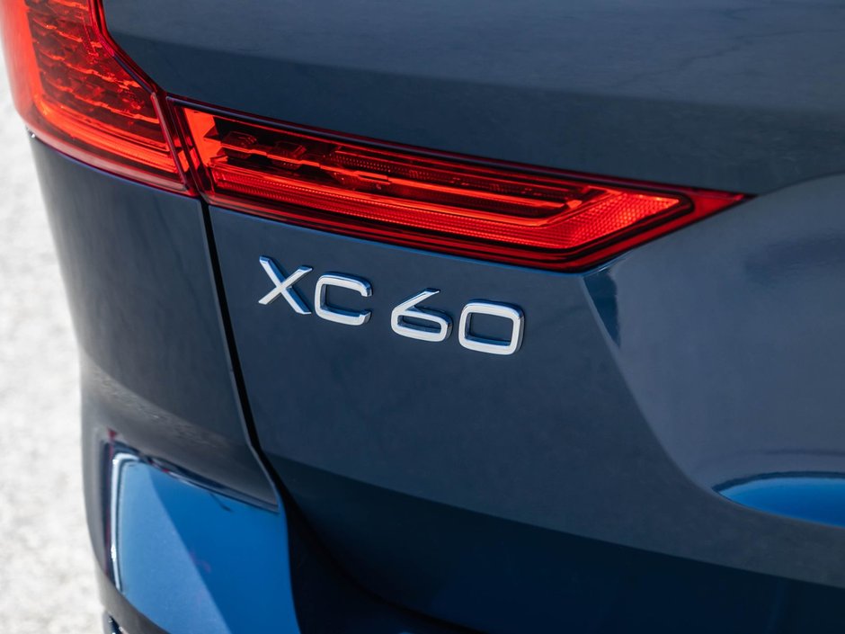 2025 Volvo XC60 Plus Dark Theme-6
