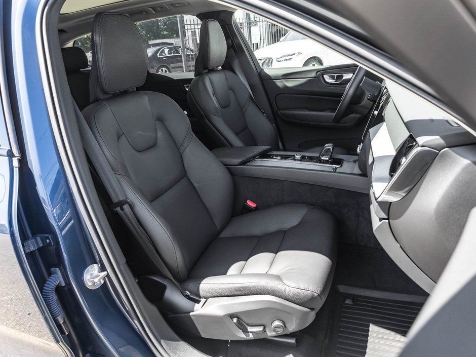 2025 Volvo XC60 Plus Dark Theme-25