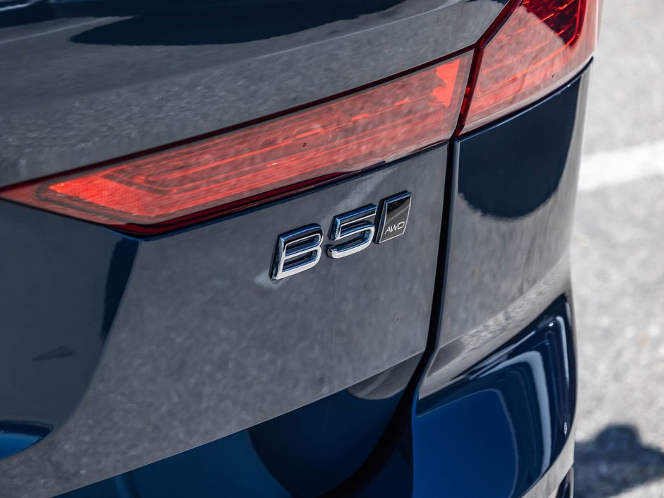 2025 Volvo XC60 Plus Dark Theme-7