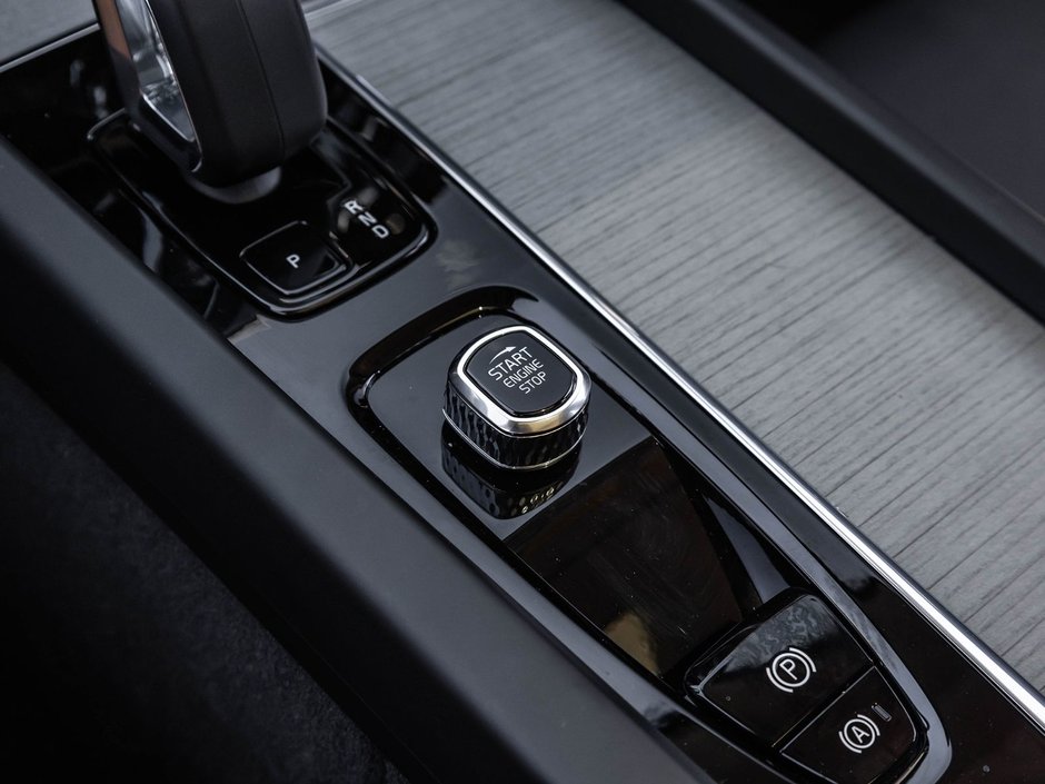 2025 Volvo XC60 Plus Dark Theme-18
