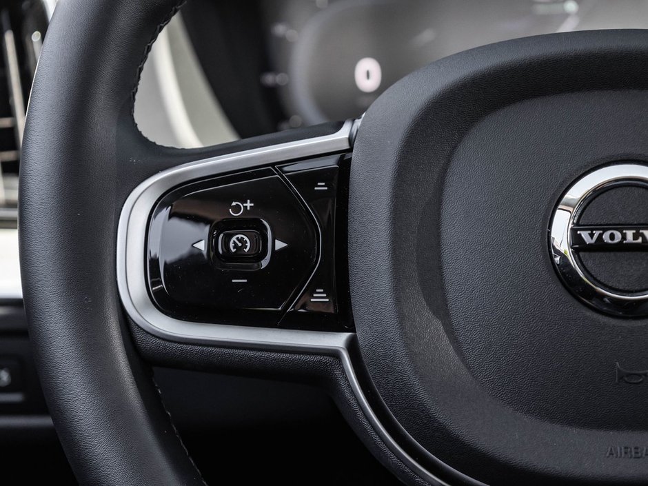 2025 Volvo XC60 Plus Dark Theme-10