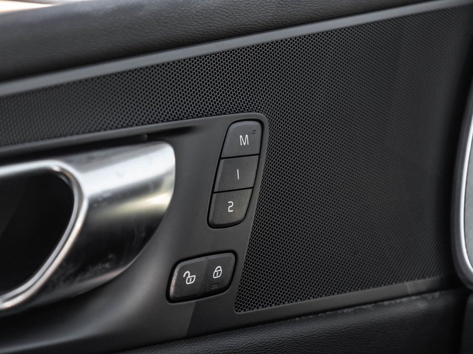 2025 Volvo XC60 Plus Dark Theme-16