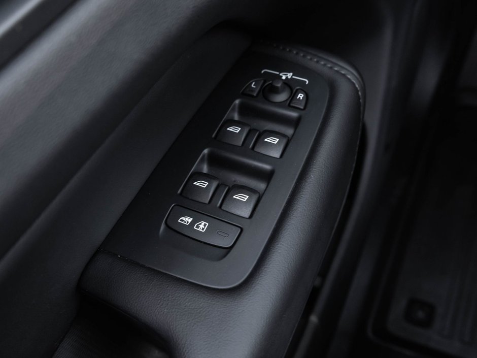 2025 Volvo XC60 Plus Dark Theme-17