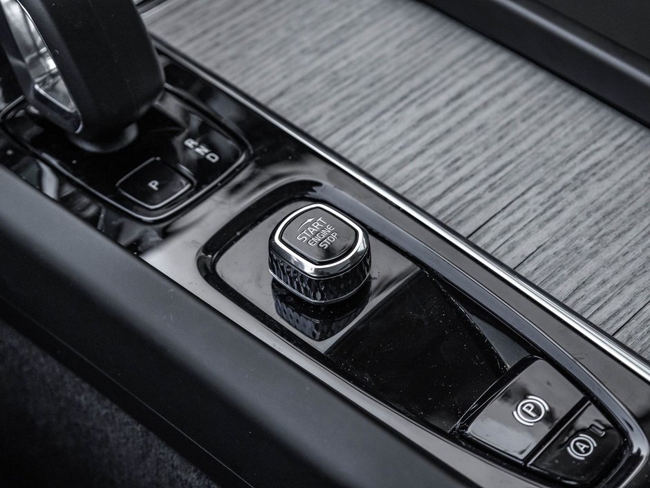 2025 Volvo XC60 Plus Dark Theme-18