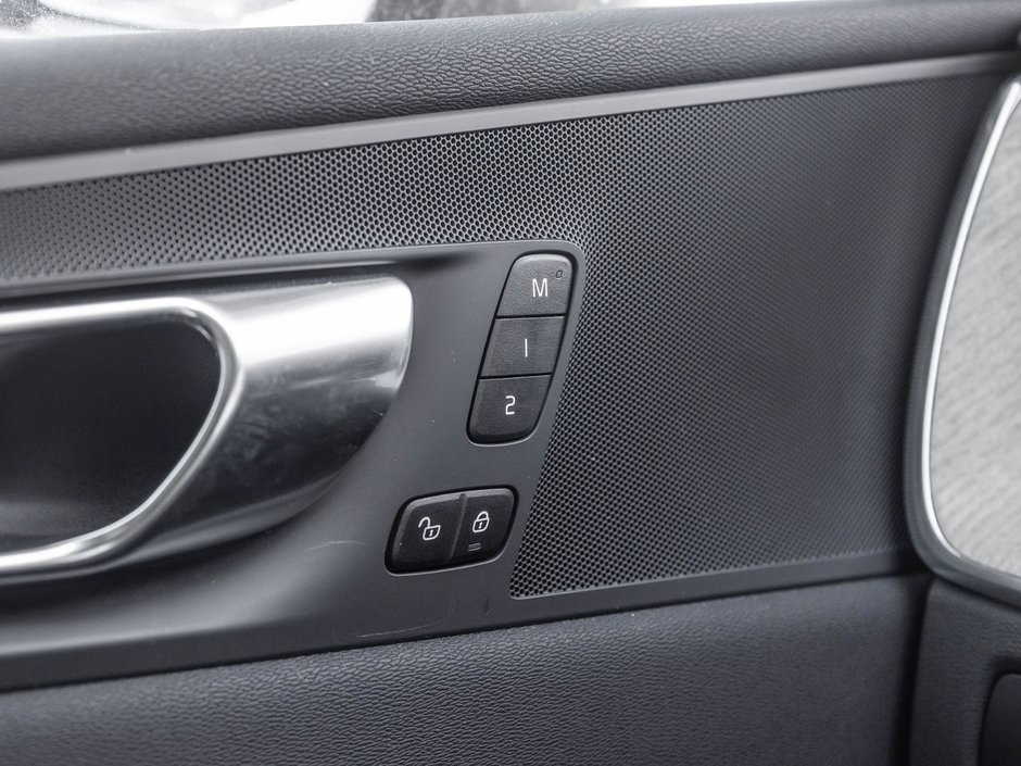 2025 Volvo XC60 Plus Dark Theme-17