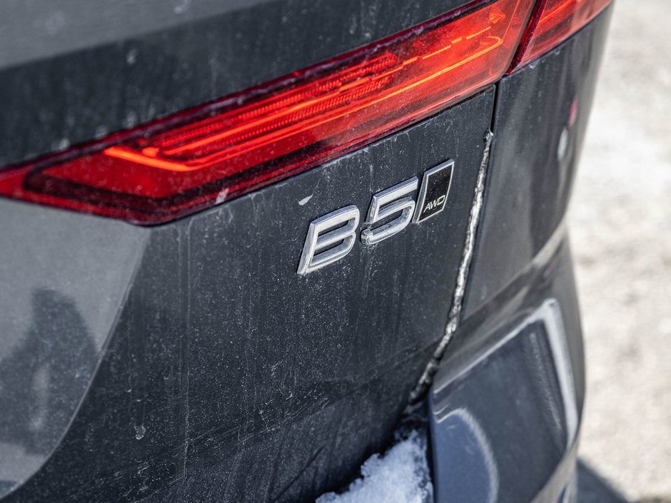 2025 Volvo XC60 Plus Dark Theme-7