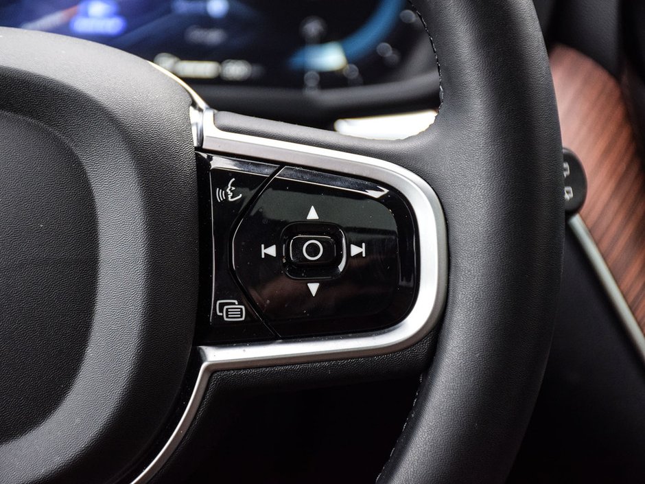 2025 Volvo XC60 Plus Dark Theme-14