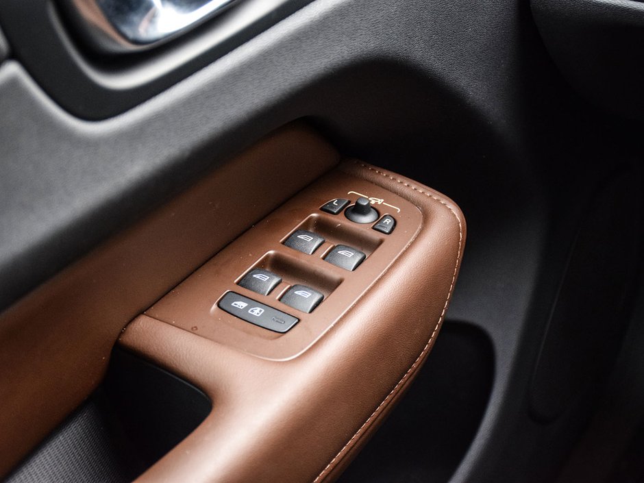 2025 Volvo XC60 Plus Dark Theme-12