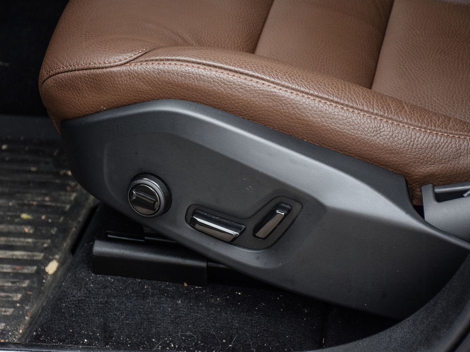 2025 Volvo XC60 Plus Dark Theme-21