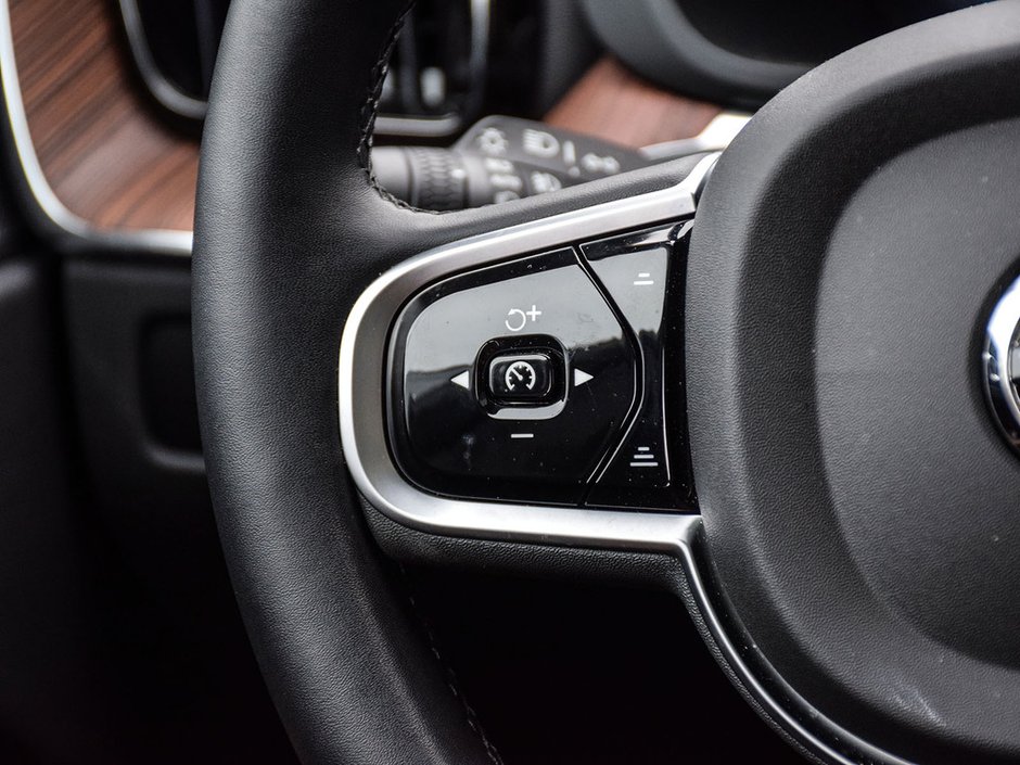 2025 Volvo XC60 Plus Dark Theme-13