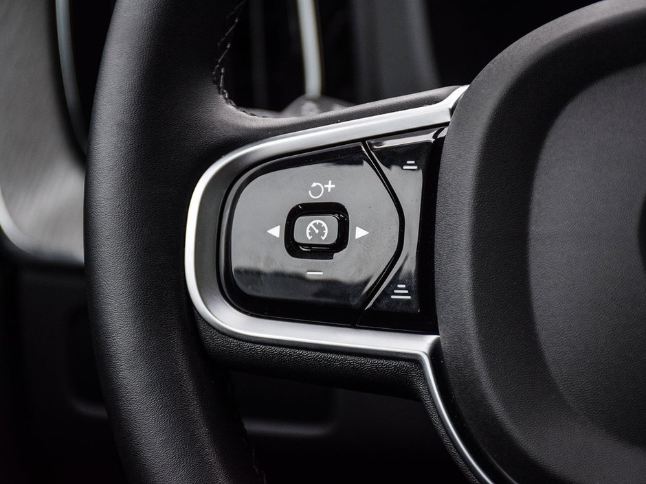 2025 Volvo XC60 Plus Dark Theme-13