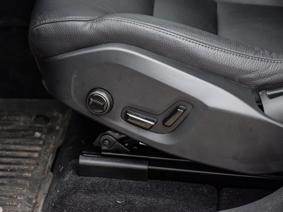 2025 Volvo XC60 Plus Dark Theme-21