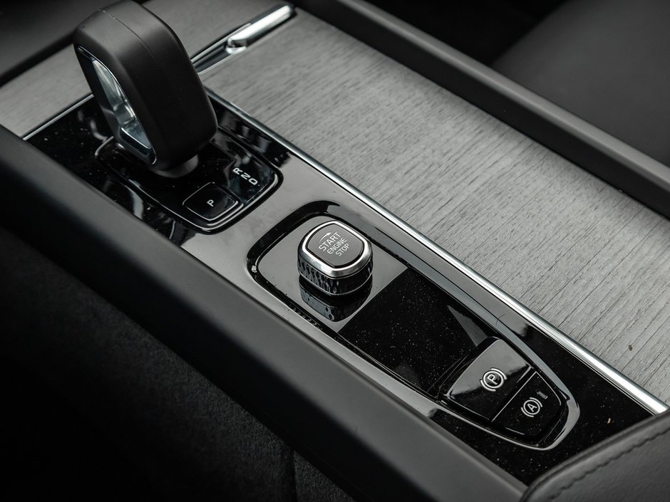 2025 Volvo XC60 Plus Dark Theme-15