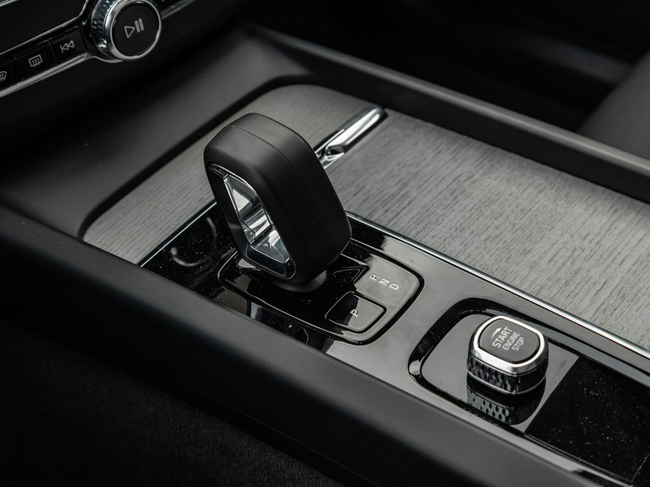 2025 Volvo XC60 Plus Dark Theme-16