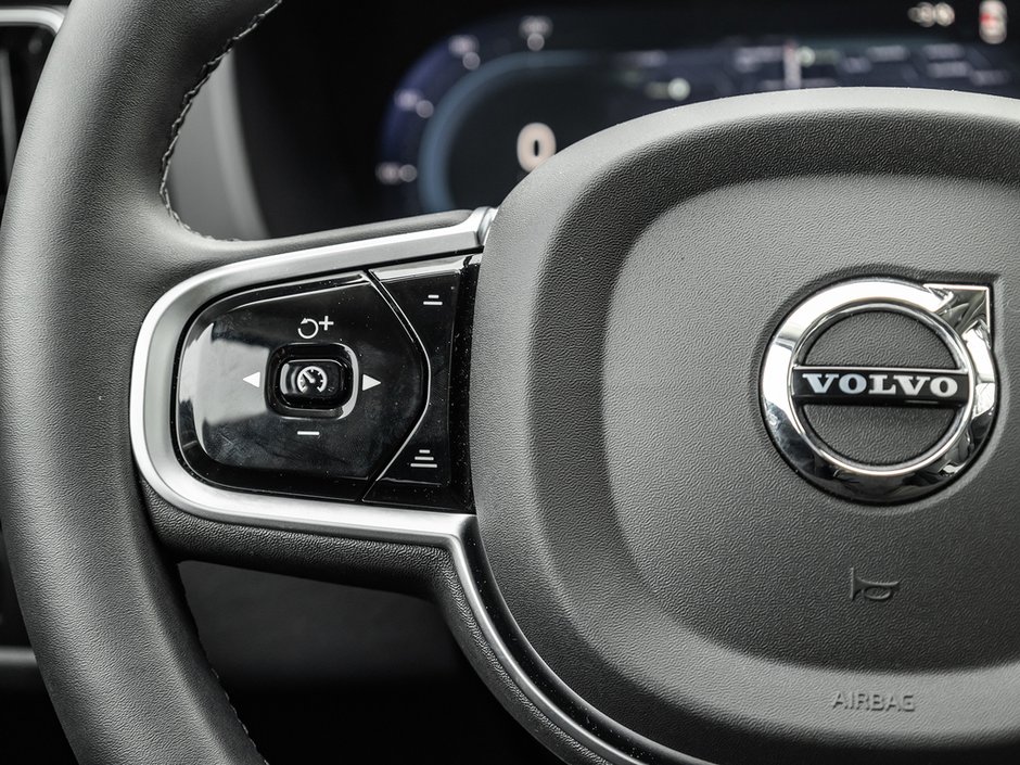 2025 Volvo XC60 Plus Dark Theme-8