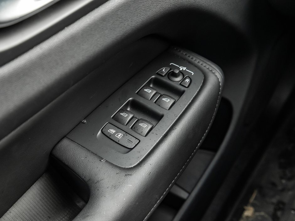 2025 Volvo XC60 Plus Dark Theme-13