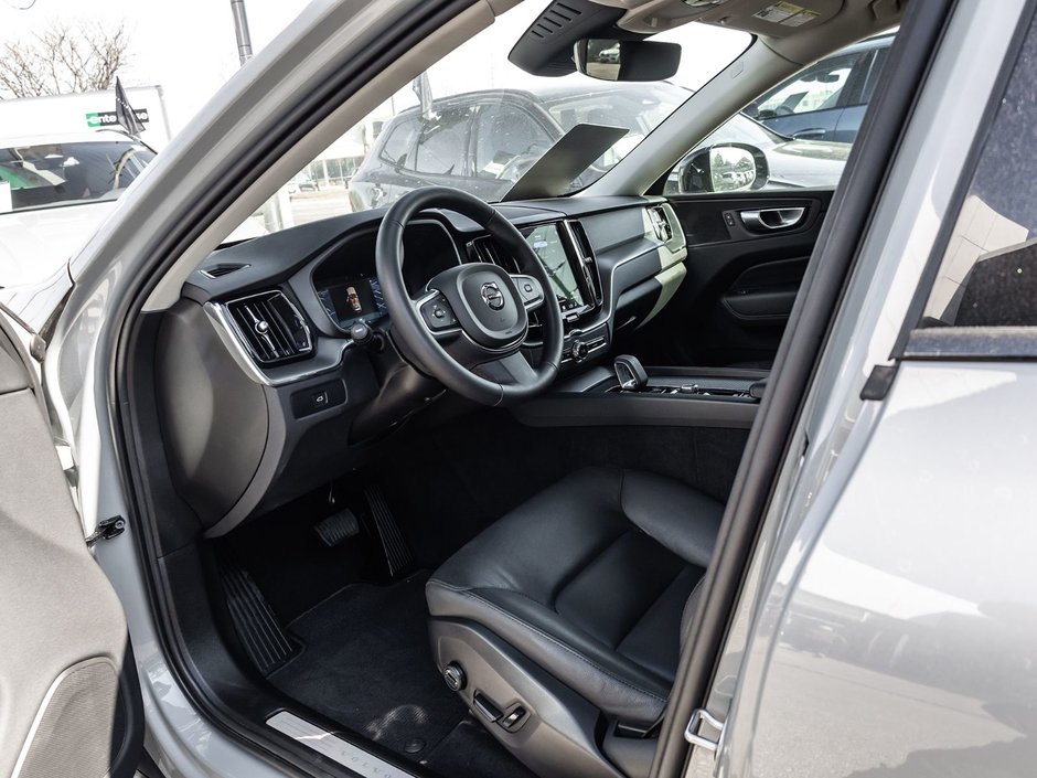 2025 Volvo XC60 Core Dark Theme-8