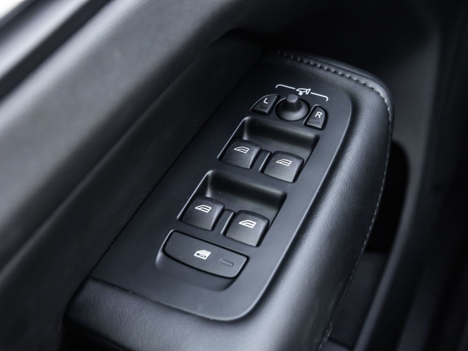 2025 Volvo XC60 Core Dark Theme-14