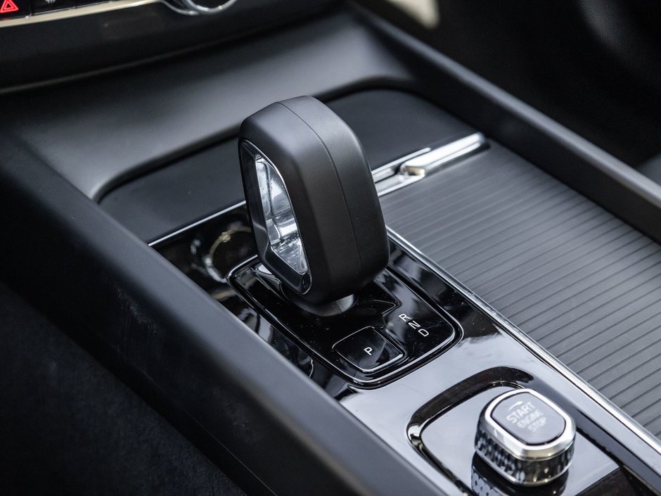 2025 Volvo XC60 Core Dark Theme-17