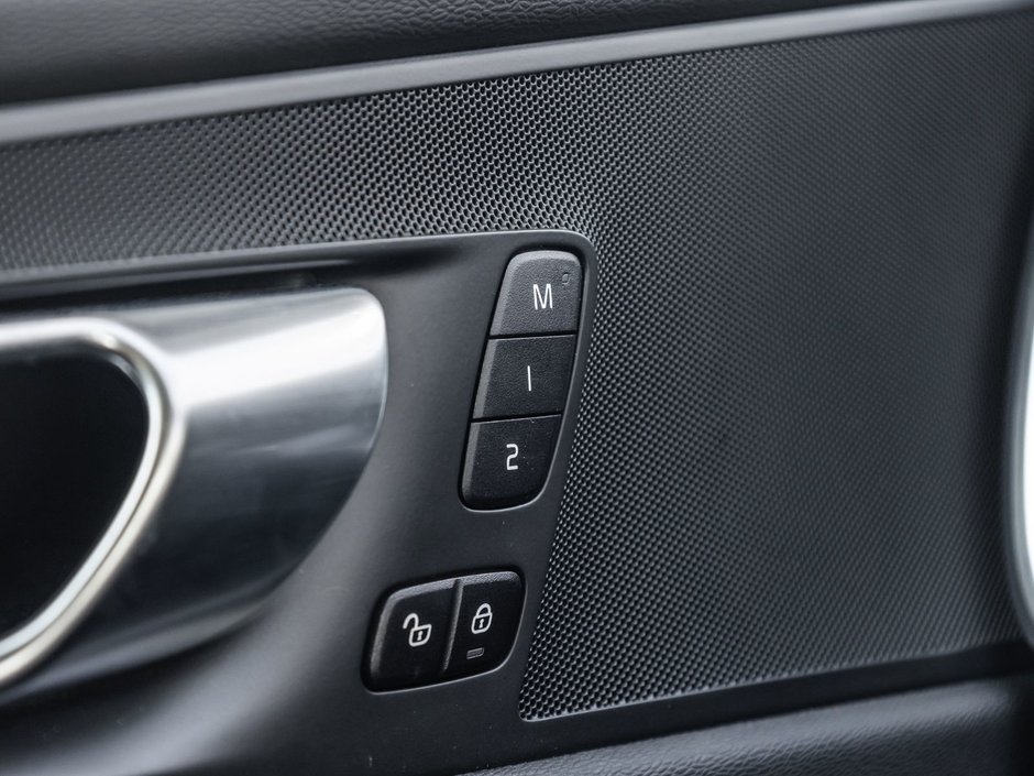 2025 Volvo XC60 Core Dark Theme-15