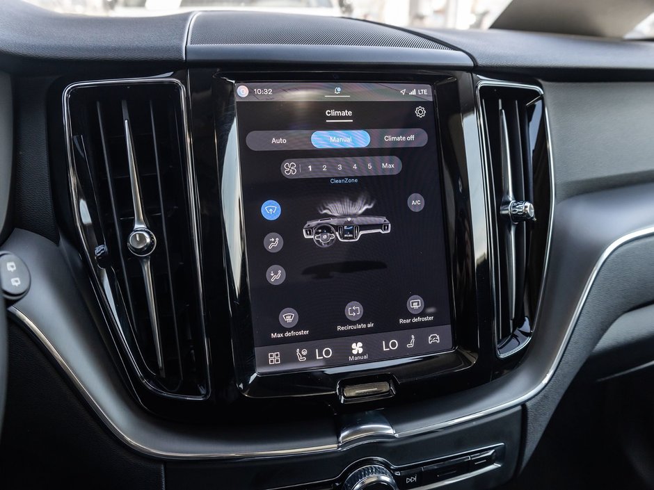 2025 Volvo XC60 Core Dark Theme-18