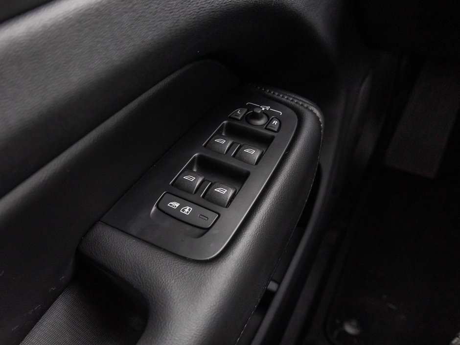 2025 Volvo XC60 Plus Dark Theme-11