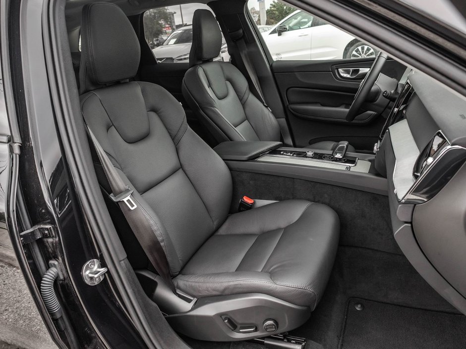 2025 Volvo XC60 Plus Dark Theme-25