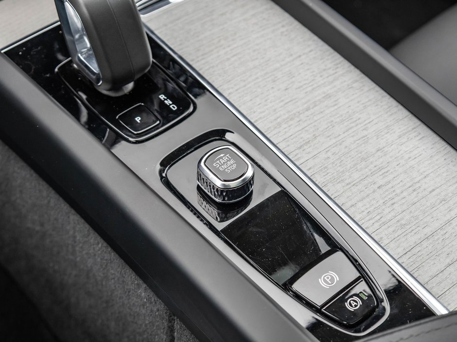 2025 Volvo XC60 Plus Dark Theme-19