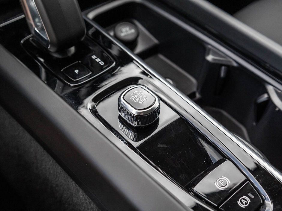 2025 Volvo XC60 Plus Dark Theme-12