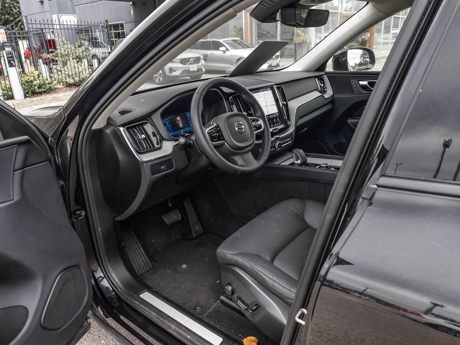 2025 Volvo XC60 Plus Dark Theme-9