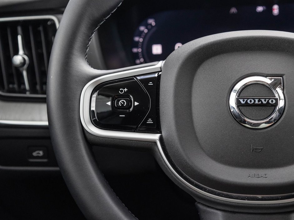 2025 Volvo XC60 Plus Dark Theme-7