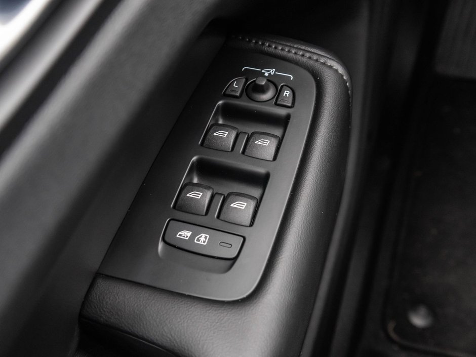 2025 Volvo XC60 Plus Dark Theme-17