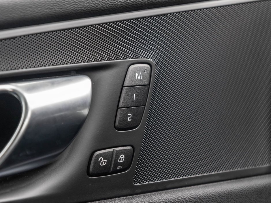 2025 Volvo XC60 Plus Dark Theme-18