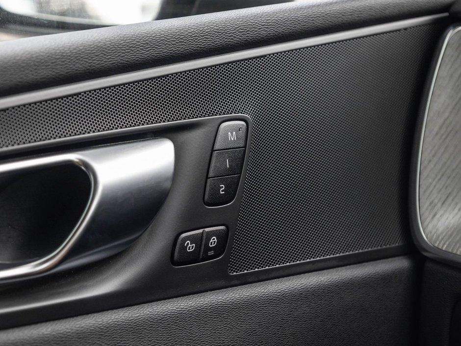 2025 Volvo XC60 Plus Dark Theme-10