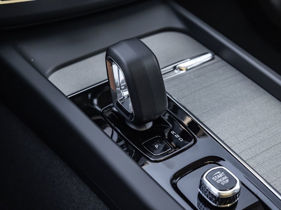 2025 Volvo XC60 Plus Dark Theme-14