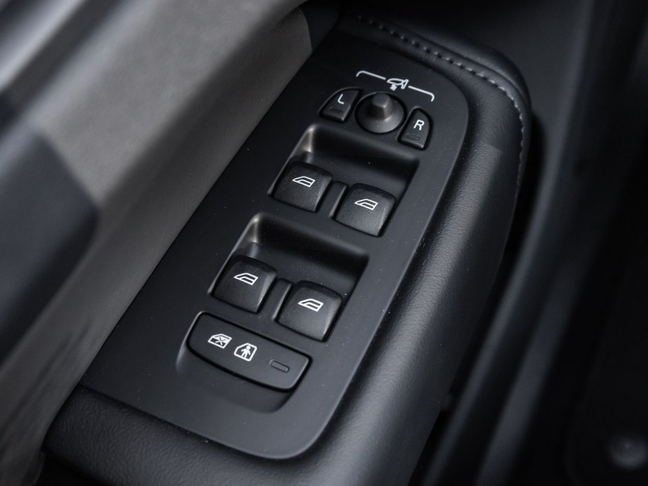 2025 Volvo XC60 Plus Dark Theme-12