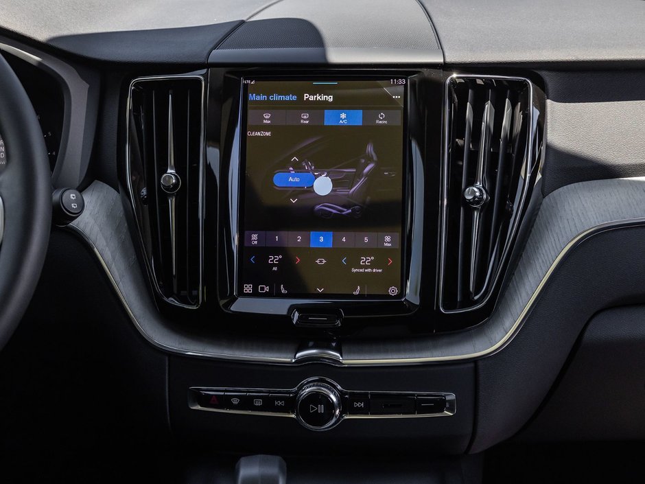 2025 Volvo XC60 Plus Dark Theme-25