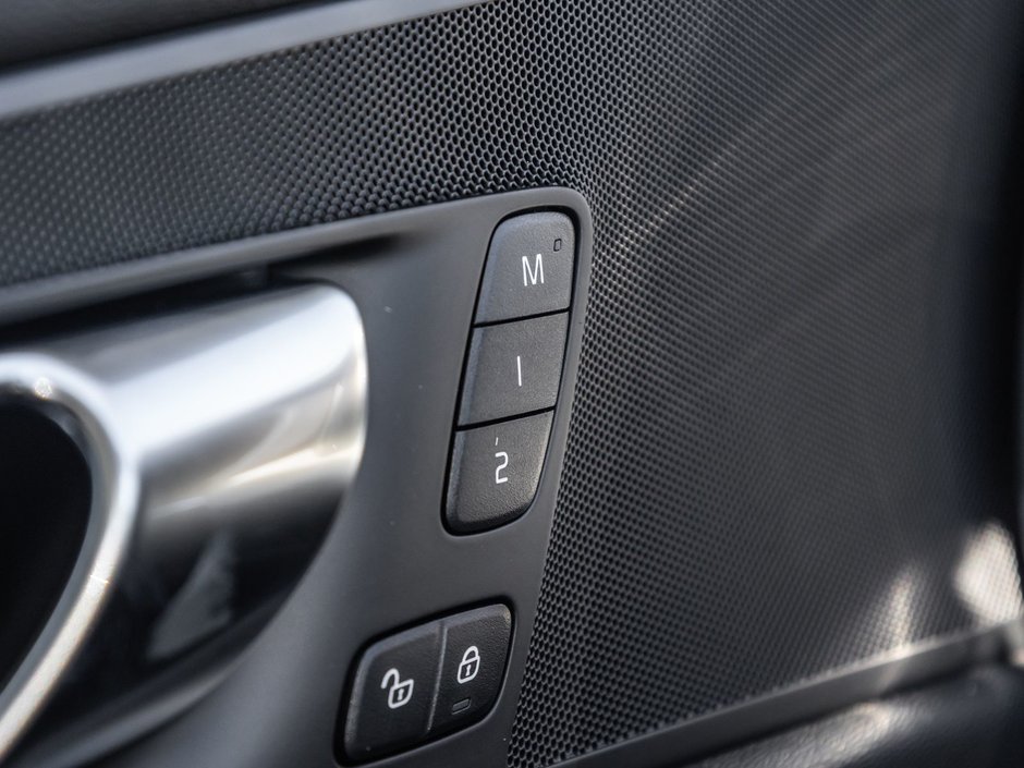2025 Volvo XC60 Plus Dark Theme-11