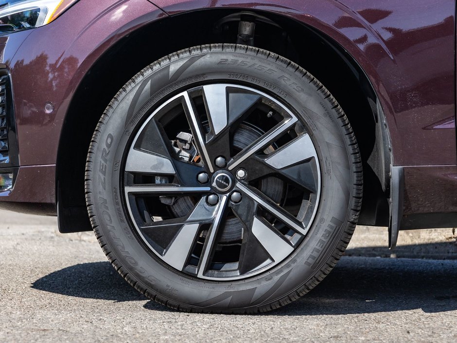 2026 Volvo XC60 Plus Dark Theme-4