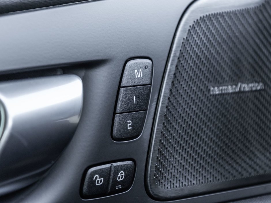 2026 Volvo XC60 Plus Dark Theme-17