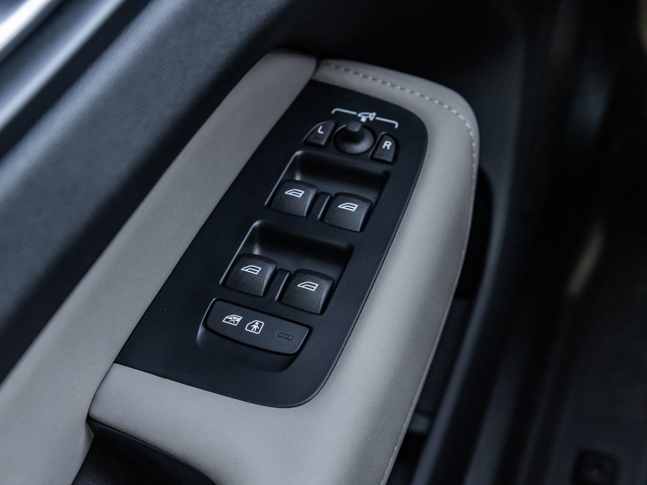 2026 Volvo XC60 Plus Dark Theme-16