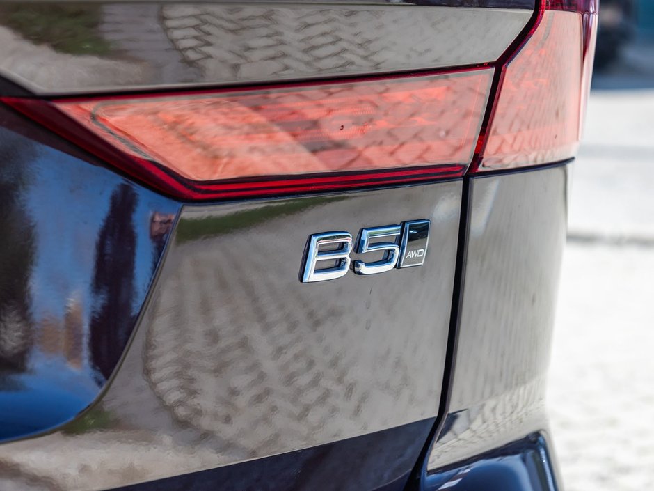 2026 Volvo XC60 Plus Dark Theme-8