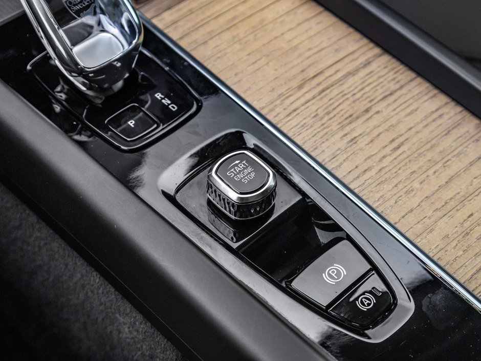 2026 Volvo XC60 Plus Dark Theme-17
