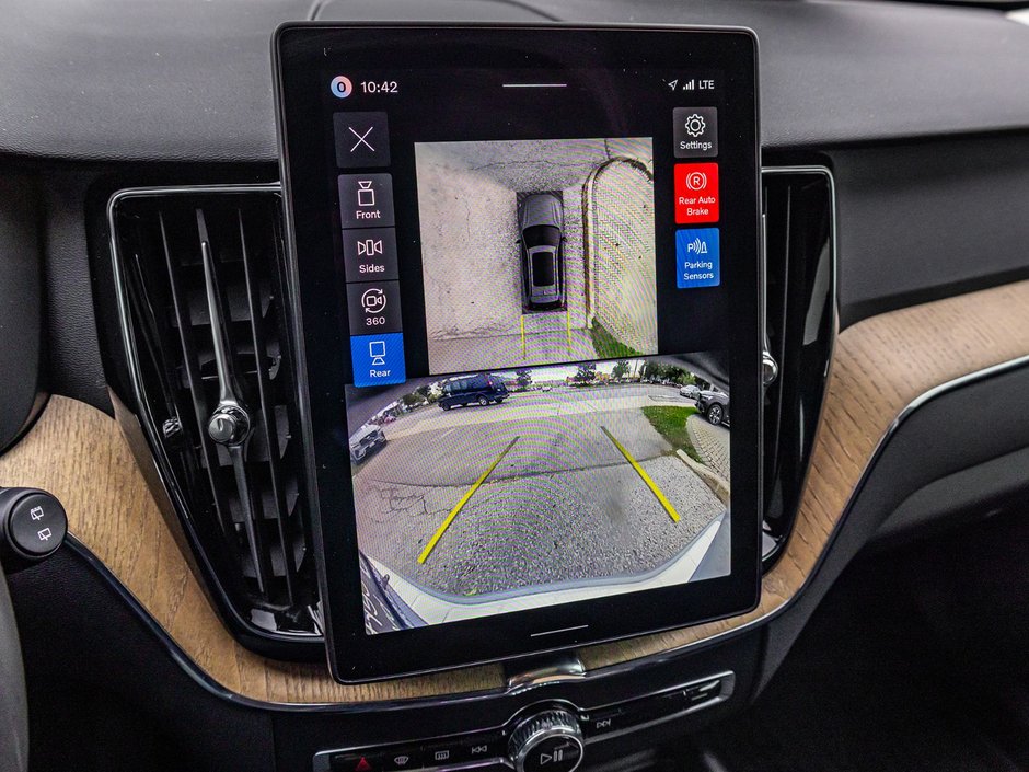 2026 Volvo XC60 Plus Dark Theme-13