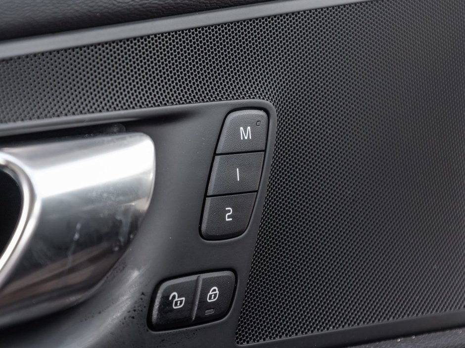 2026 Volvo XC60 Plus Dark Theme-17