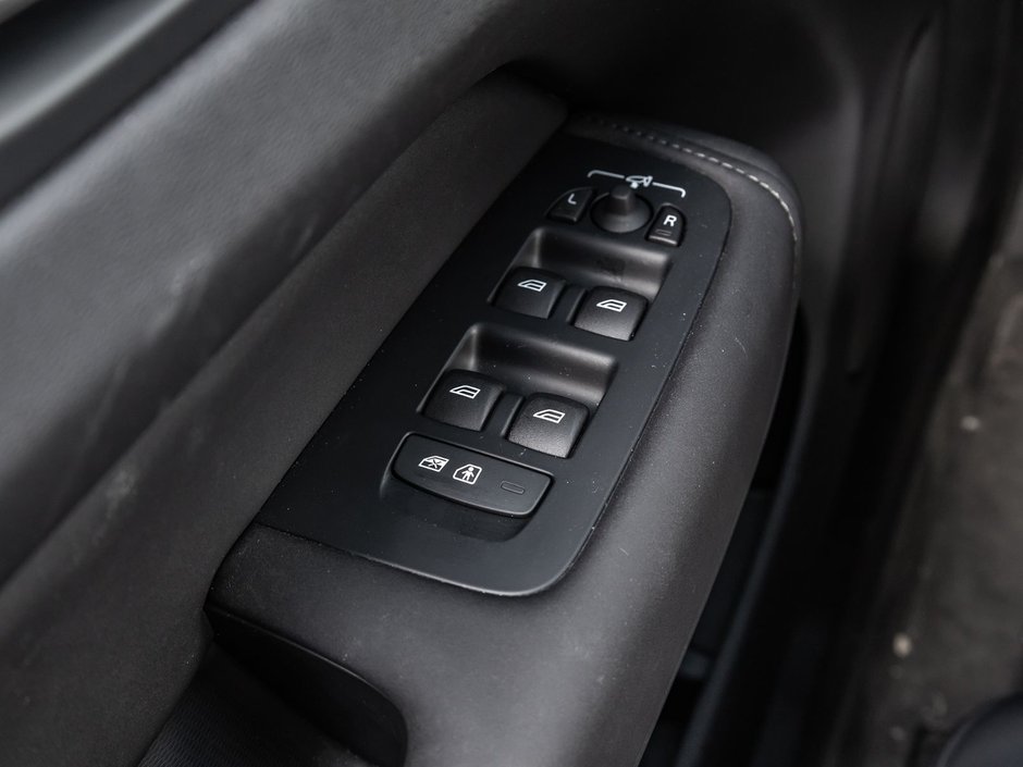 2026 Volvo XC60 Plus Dark Theme-16