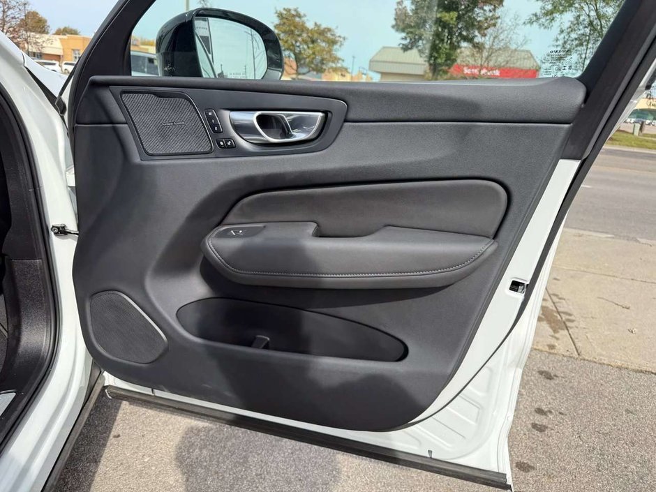 2026 Volvo XC60 Ultra Dark Theme-21