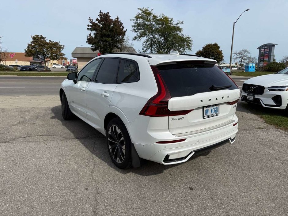 2026 Volvo XC60 Ultra Dark Theme-11