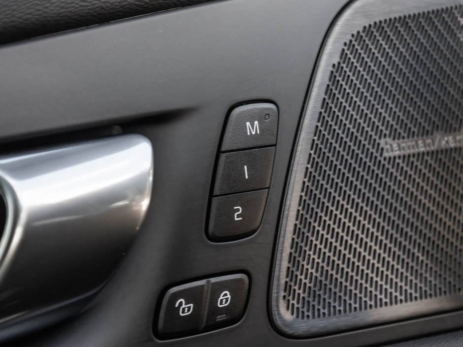 2026 Volvo XC60 Ultra Dark Theme-11